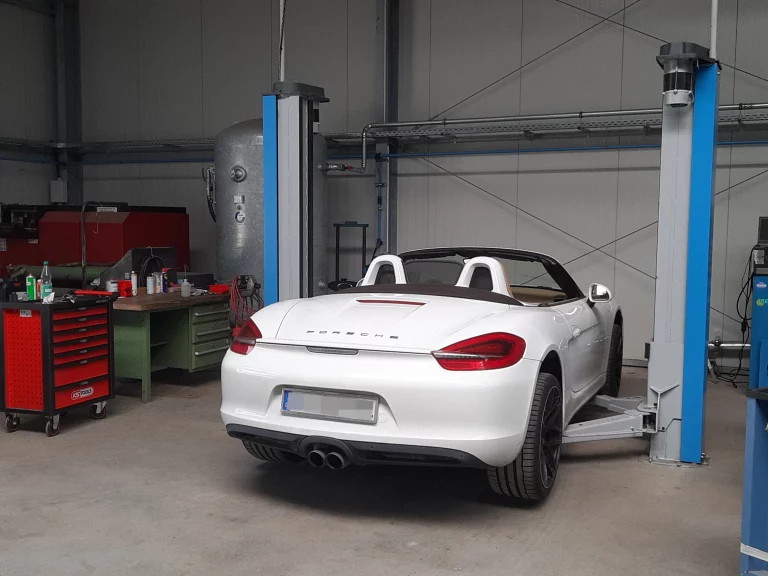 Ein Porsche in der Auto und Oldtimer Werkstatt Braunschweig